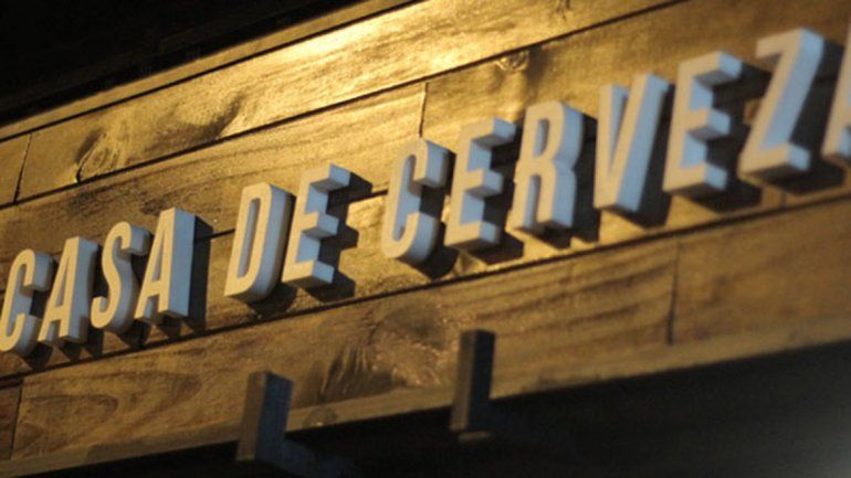 Dijeron tener una pistola y se robaron $3 mil y un celular en una cervecería