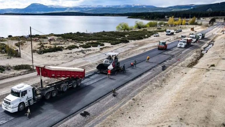 Avanza la obra de asfalto entre Aluminé y Villa Pehuenia.