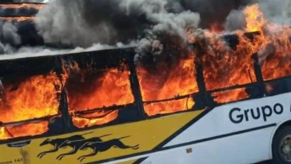 Se prendió fuego un colectivo en el oeste de la ciudad