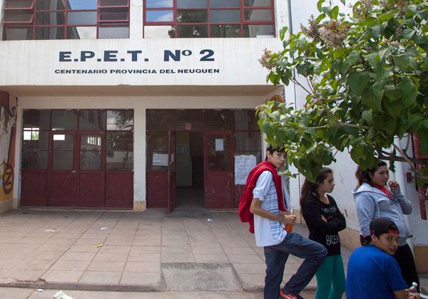 Centenario: Cerca de 50 chicos quedaron sin banco en la EPET Nº 2