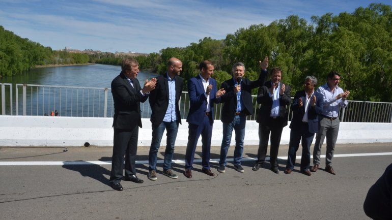 Macri llegó en helicóptero hasta el tercer puente. Puso junto a él a Gutiérrez