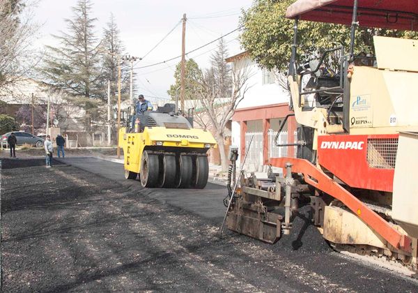 Centenario: llegó el asfalto a un viejo barrio del centro
