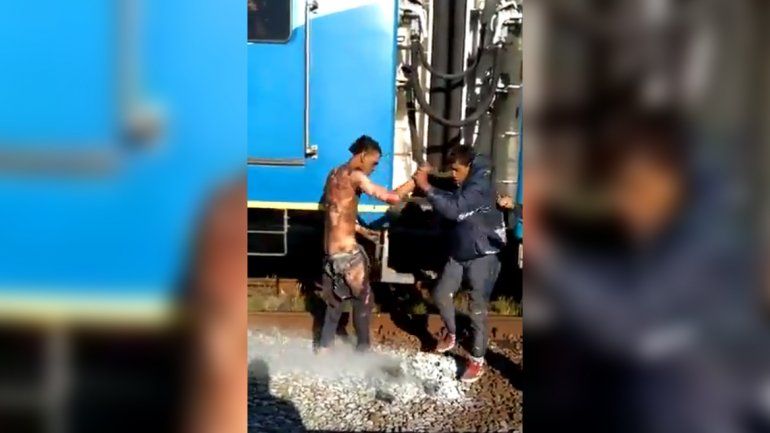 Viajaban en el techo del tren Roca y recibieron una descarga eléctrica