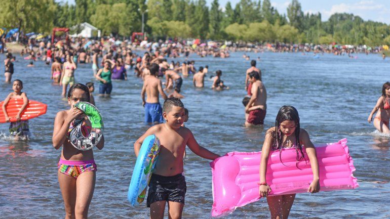 El balneario Gatica recibió a miles de neuquinos que fueron a buscar un poco de alivio en el río.