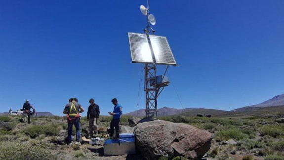 Instalan equipos para enviar datos del volcán Copahue