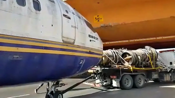 intentaron trasladar a un avion por tierra y quedo atascado en un puente intentaron trasladar a un avion por tierra y quedo atascado en un puente