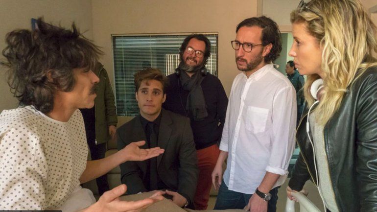 Carla González Vargas dialoga con los actores de la exitosa serie.