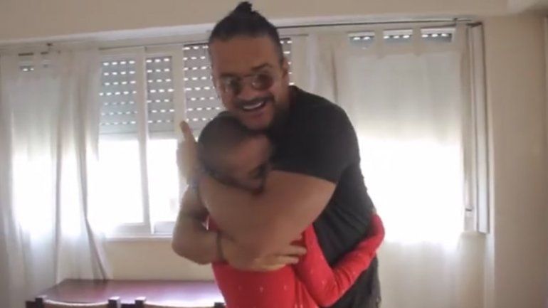 Arjona sorprendió a una fan con cáncer que no pudo ir a su show