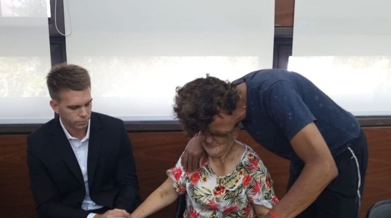 El abrazo de los padres de Facundo Pérez, tras escuchar la pena para la asesina de su hijo en La Pampa, junto a su abogado en la audiencia de este viernes. El abrazo de los padres de Facundo Pérez, tras escuchar la pena para la asesina de su hijo en La Pampa, junto a su abogado en la audiencia de este viernes.