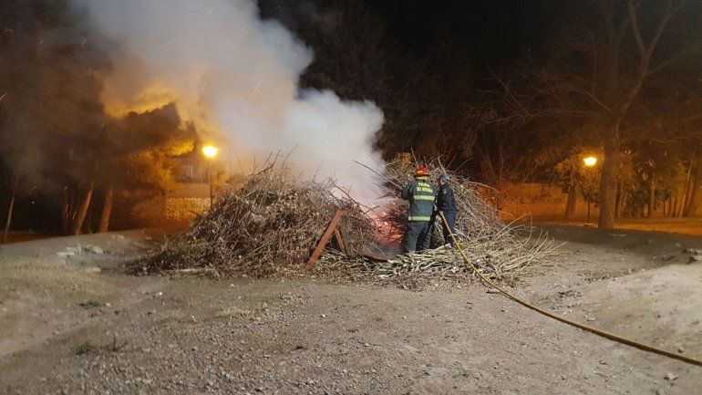 Vándalos quemaron las ramas para la fogata de San Juan