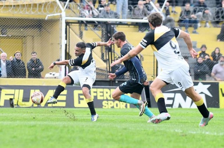 Olimpo no pudo en Bahía ante Brown de Madryn. Foto: Diario La Nueva
