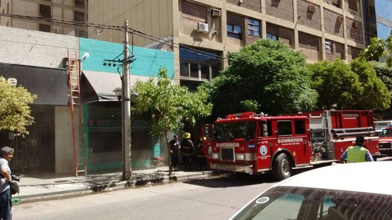 El restaurante está ubicado abajo de la torre que ayer por la mañana se incendió.