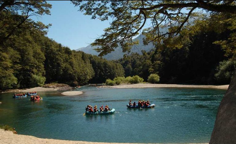 Las excursiones de rafting en el río Manso incluyen tramos tranquilos para que los remeros puedan disfrutar de un hermoso paisaje. 