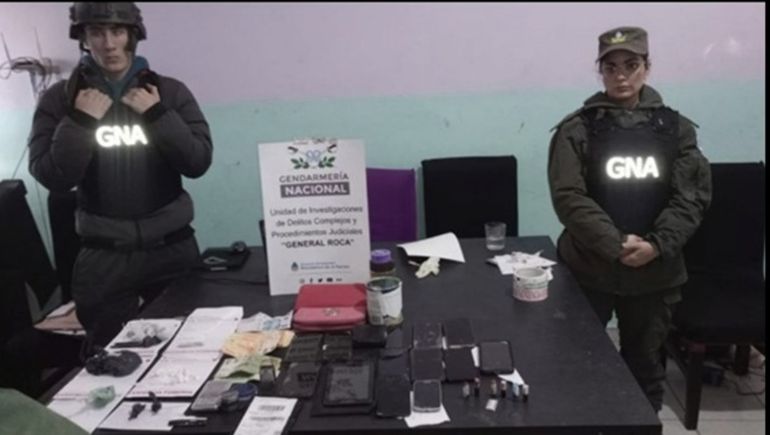 Luego de varios meses de investigación, la fuerza federal realizó dos allanamientos en Centenario y cuatro en Añelo. Luego de varios meses de investigación, la fuerza federal realizó dos allanamientos en Centenario y cuatro en Añelo.