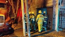 Bomberos debieron intervenir en el incendio en un taller de Plottier / Foto Gentileza
