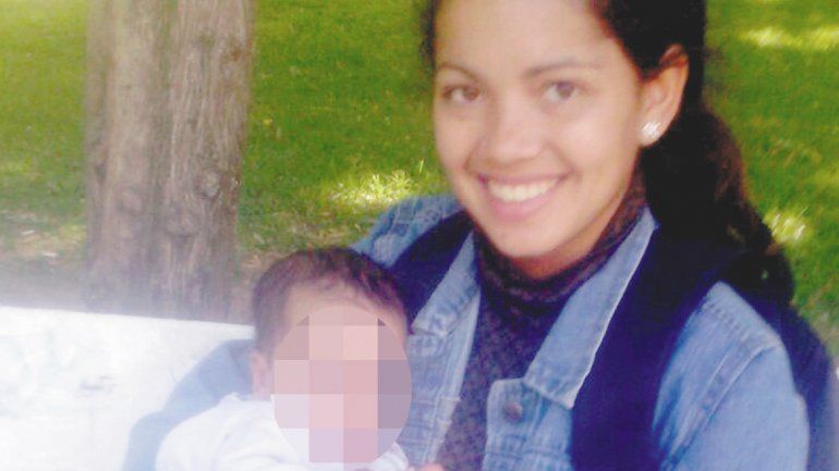 María Silvana Barrios junto a su bebé