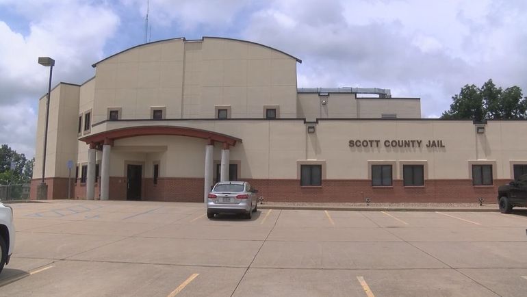 La mujer que dejó morir a su hijo de un año quedó detenida en la cárcel de Scott. Foto: KFVS12. La mujer que dejó morir a su hijo de un año quedó detenida en la cárcel de Scott. Foto: KFVS12.