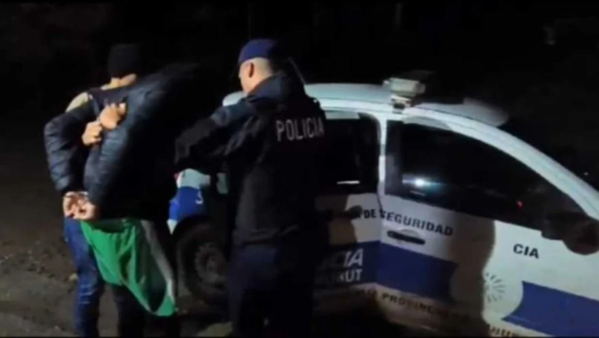 El remisero de Puerto Madryn dio aviso a la policía de Chubut, que terminó llevándose detenido al joven, que tiene antecedentes.