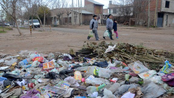 Los basurales se multiplican en algunos barrios de la ciudad.