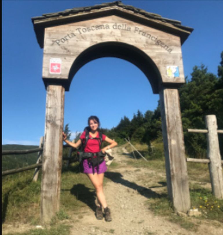 Magdalena en la "Porta Toscana" de la Via Francígena, en Italia. Magdalena en la "Porta Toscana" de la Via Francígena, en Italia. 