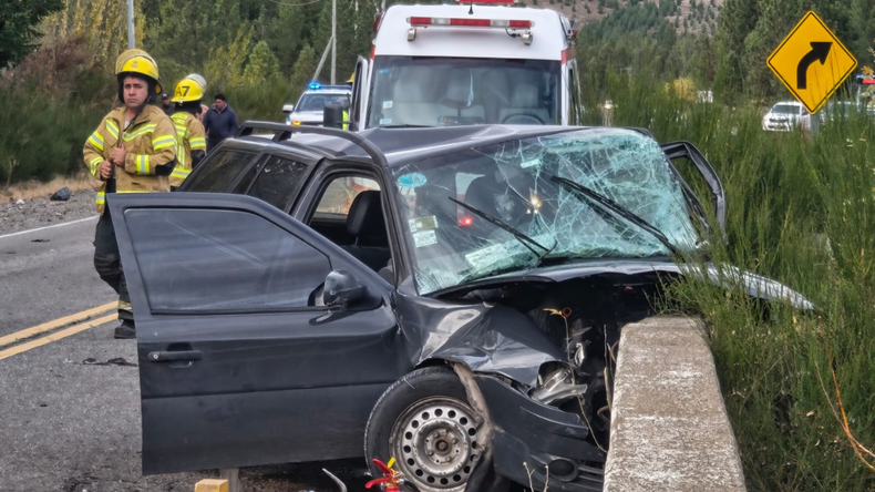 Violento choque en Ruta 40: un auto se incrustó en el puente y el conductor fue trasladado al hospital | LM Neuquen Violento choque en Ruta 40: un auto se incrustó en el puente y el conductor fue trasladado al hospital