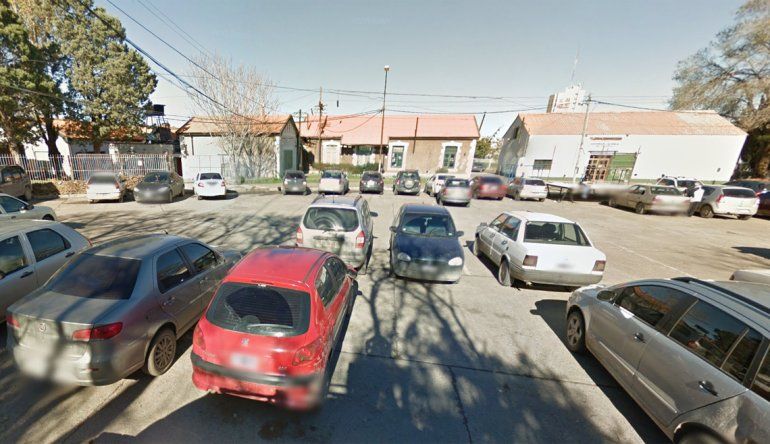 Les quisieron robar la moto de un pool, se agarraron a ladrillazos con los ladrones y la recuperaron