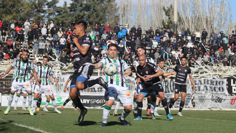 Cipolletti y Villa Mitre empataron sin goles. Fotos: Anahí Cárdena&nbsp;