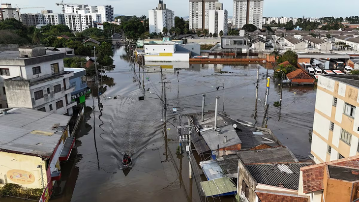 Una embarcación navega por las calles inundadas de Canoas, en el Estado Río Grande do Sul. Foto: AP Una embarcación navega por las calles inundadas de Canoas, en el Estado Río Grande do Sul. Foto: AP