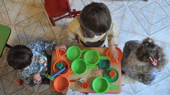 nenes jugando jardin
