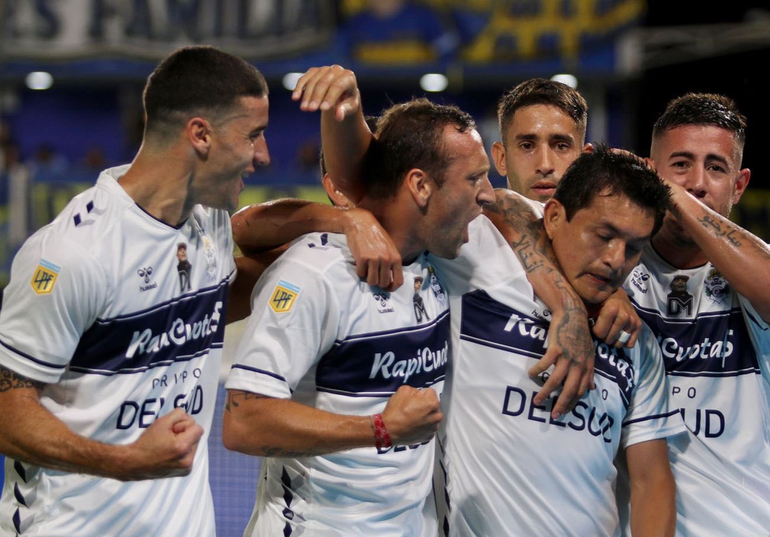 En el cumple de Diego, La Pulga amargó a Boca en La Bombonera