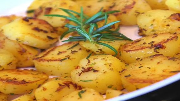 El truco para que las papas al horno queden crocantes: hay que cubrirlas con un elemento especial