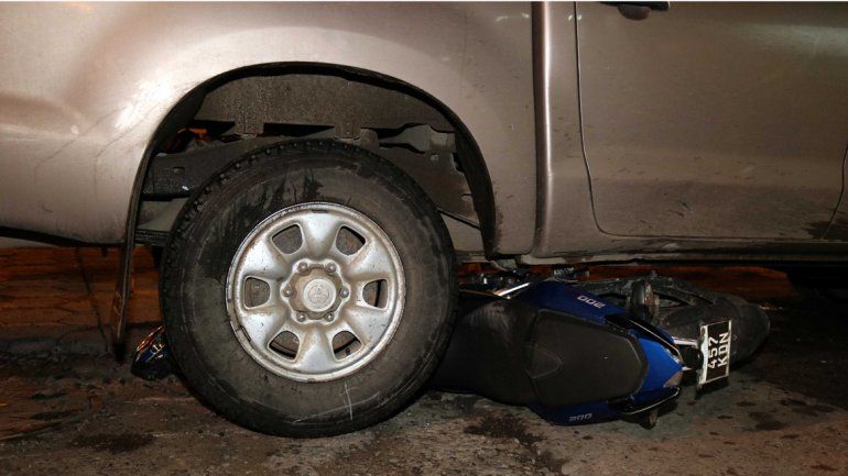 Una camioneta se metió en una calle cortada al tránsito  y chocó a una moto