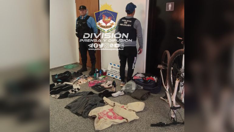 Robaron ropa de una tienda y los entregó un amigo