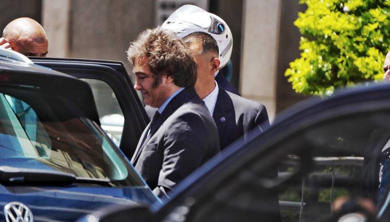 Javier Milei enfrenta el día posterior al DNU con varias críticas. Javier Milei enfrenta el día posterior al DNU con varias críticas.