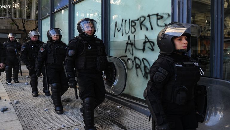 La represión policial generó la muerte de un militante y una repuesta de las organizaciones sociales. La represión policial generó la muerte de un militante y una repuesta de las organizaciones sociales.