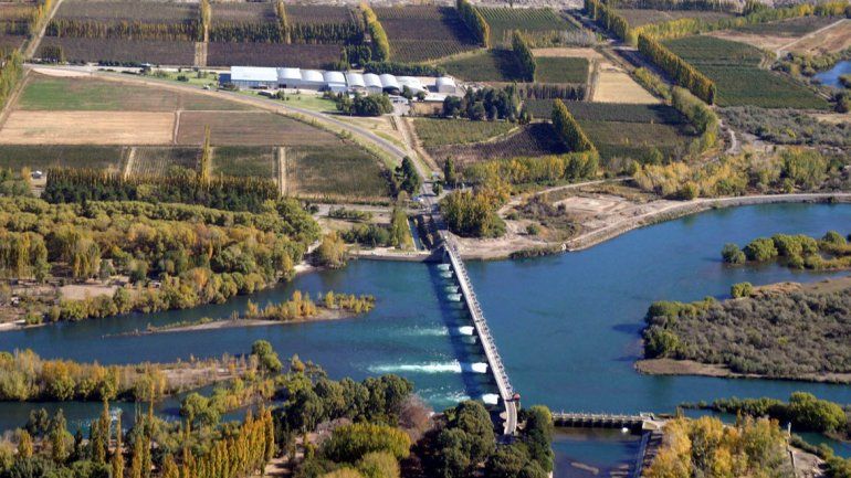 Hay un fallo federal que obliga a sanear el Limay desde la planta Tronador hasta la Isla Jordán. Van por el Neuquén.&nbsp;