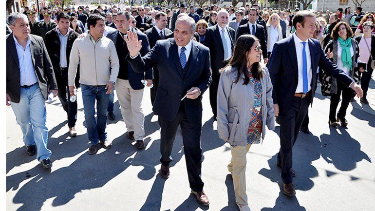 El gobernador actual y el electo participaron ayer del acto por el centenario de Loncopué.