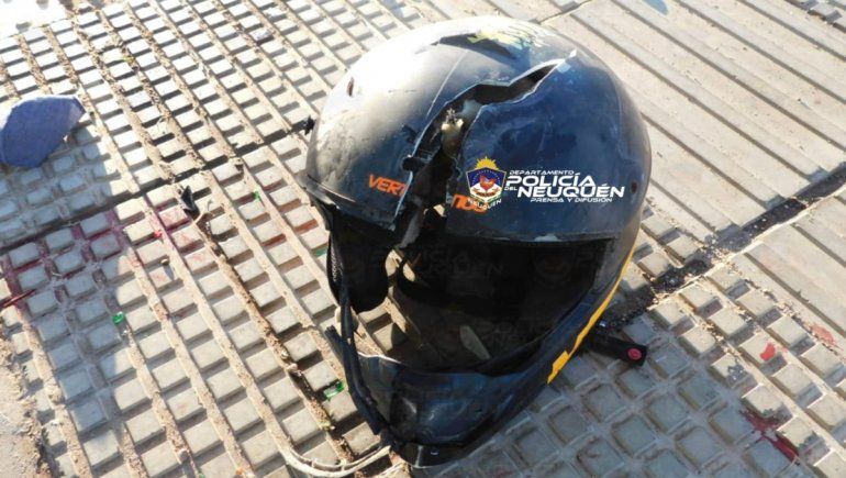 Al conductor de la moto se le partió el casco producto del fuerte choque contra la garita del Metrobús.