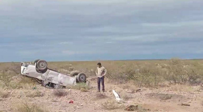La camioneta del EPEN quedó volcada tras el secuestro y robo / Foto LMN