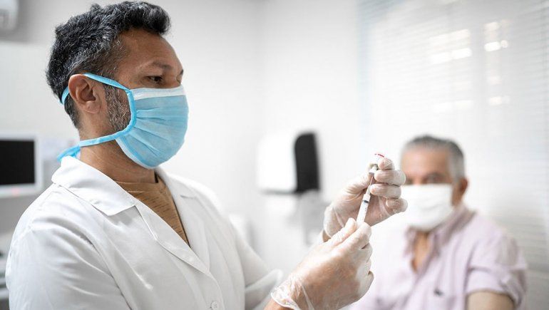 Detectan un signo del COVID que aparece en los vacunados