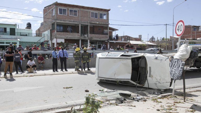 Sin licencia, perdió el control y volcó después de conocida rotonda