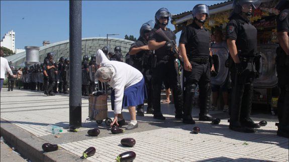 la policia impidio feriazo y secuestro la mercaderia