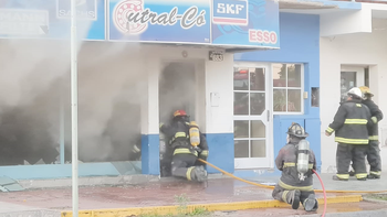 Un voraz incendio afectó varios locales de la zona comercial de Cutral Co