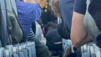 una azafata golpeo con una cafetera a un pasajero para evitar una tragedia una azafata golpeo con una cafetera a un pasajero para evitar una tragedia