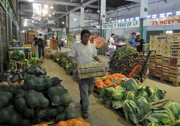 Gobierno pidió a La Anónima que compre a productores locales