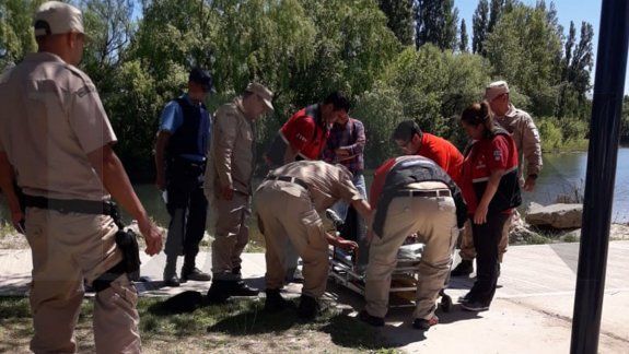 Prefecto rescató a una mujer que era arrastrada por el río