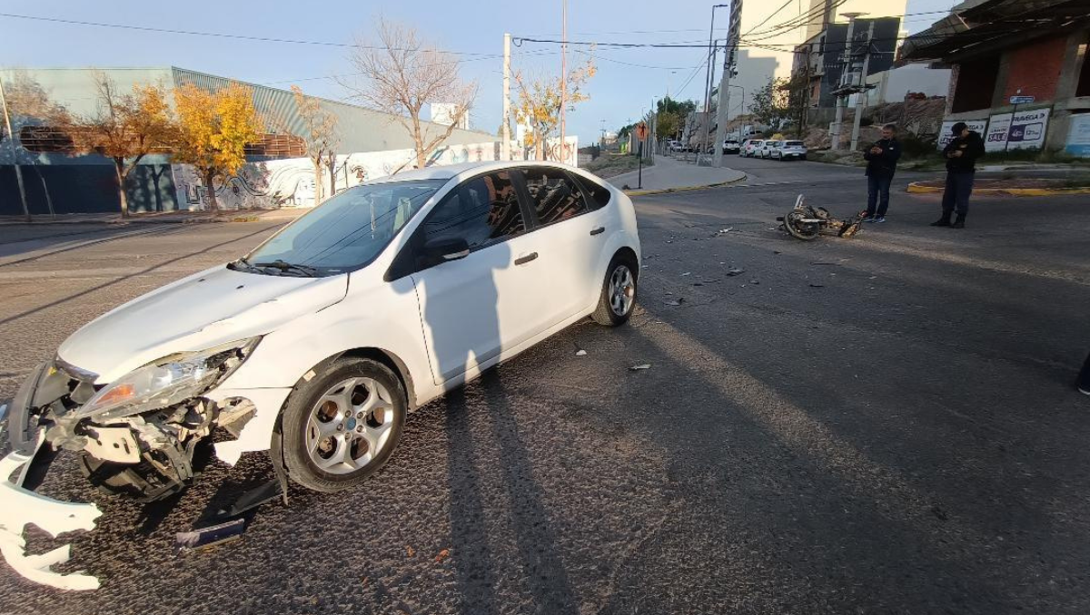 Grave choque en una rotonda: el motociclista agarró en contramano y sufrió tres fracturas