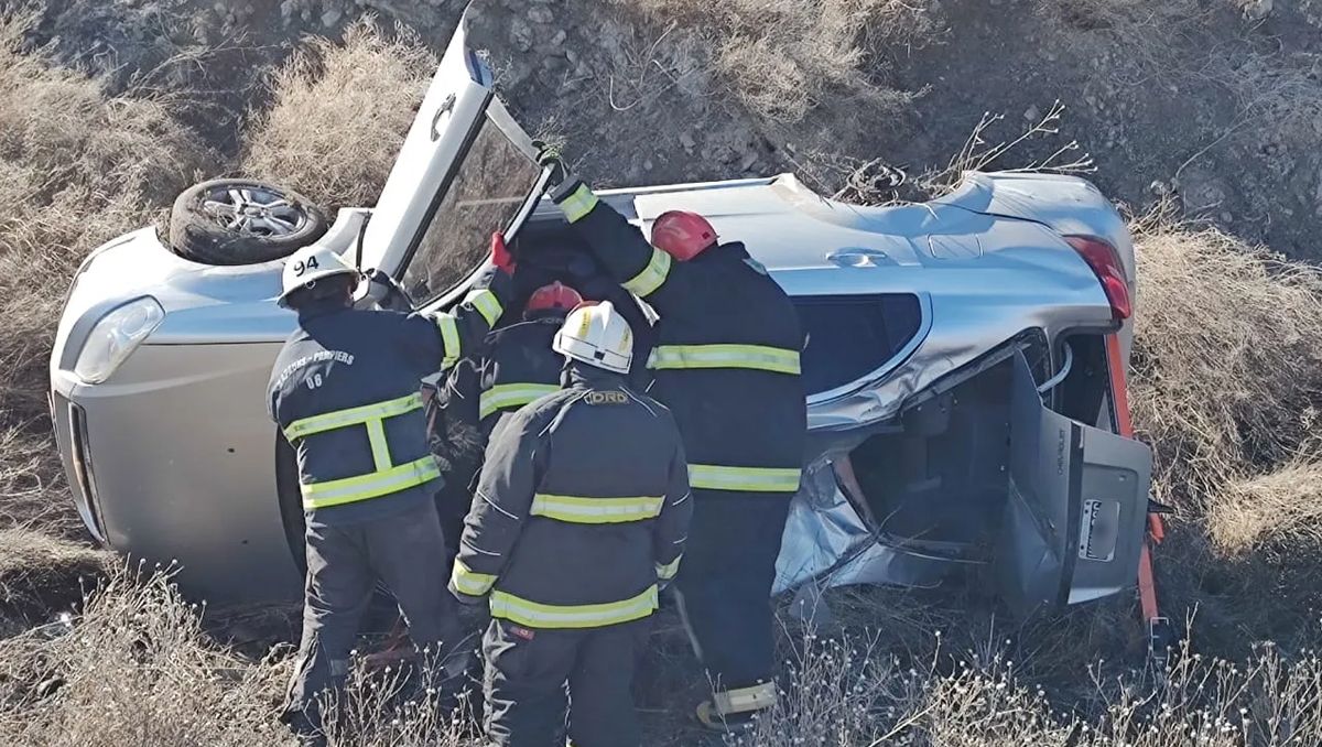 Otro vuelco espectacular en la Ruta 234 dejó tres personas heridas