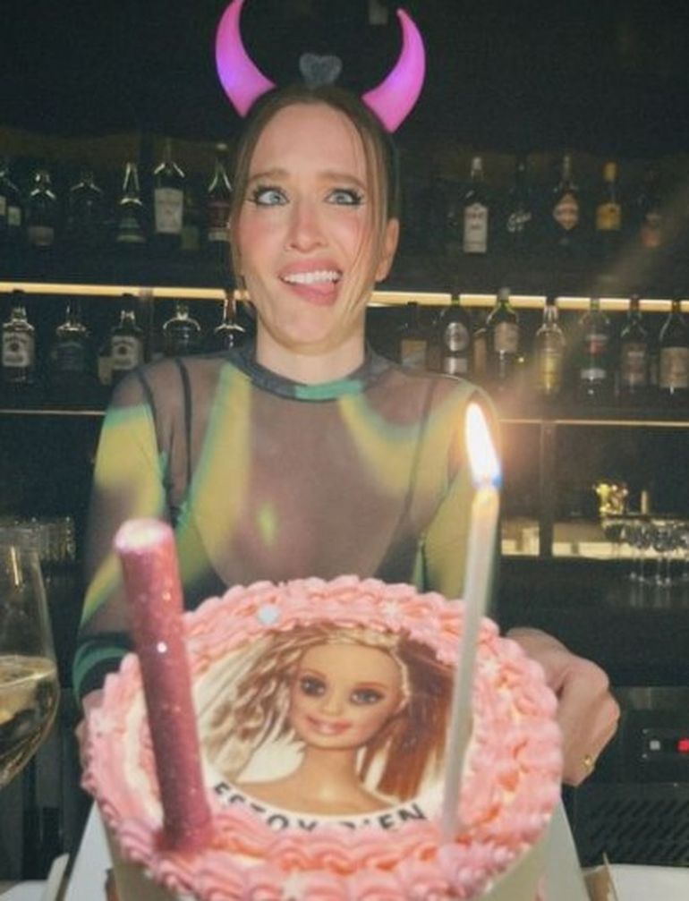 Para soplar las velitas eligió una torta con la Barbi Para soplar las velitas eligió una torta con la Barbi