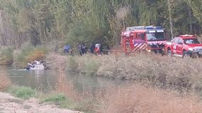 Un policía que pasaba por el lugar advirtió que un auto cayó al canal de riego. | LM Neuquen Un policía que pasaba por el lugar advirtió que un auto cayó al canal de riego.